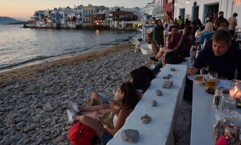 Tourism revenue falls in Greece despite strong summer tourism crisis