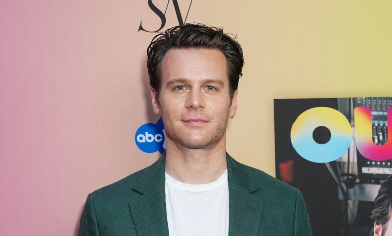 Jonathan Groff doesn't want to spend 7 years as a "singing teenager" on 'Glee'