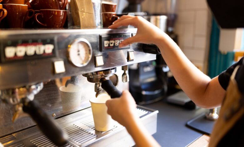 Coffee Shop Owner Hits Rude Customer's Winshield With Hammer