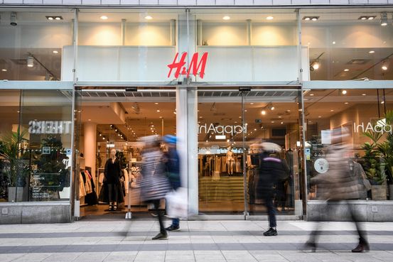 H&M shares plunge on worsening outlook