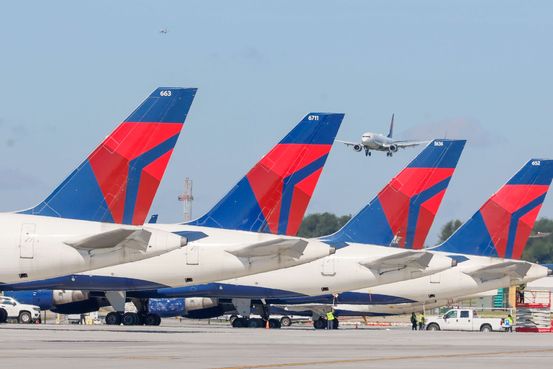 Delta's falling profits signal trouble for airlines this summer