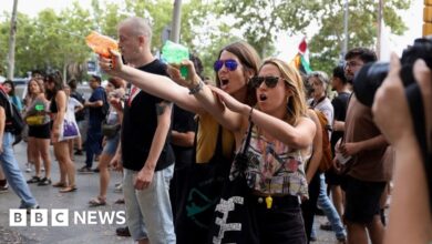 Tourist protesters spray water on Barcelona tourists