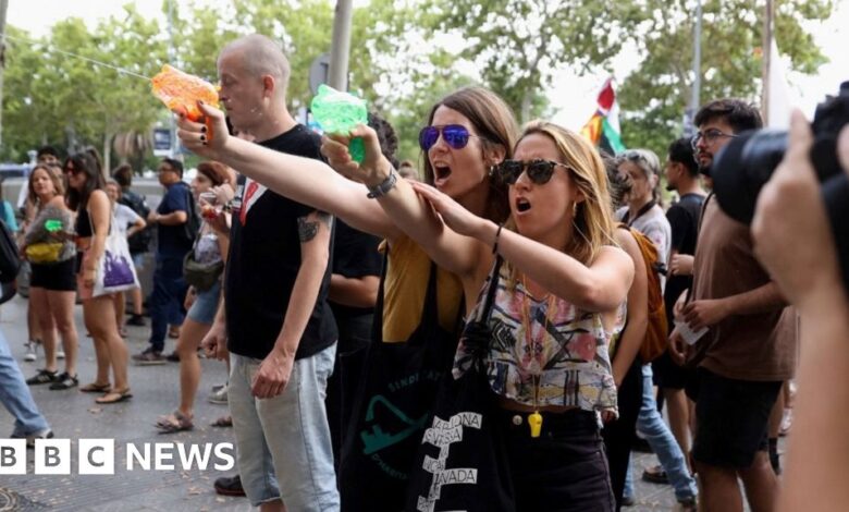 Tourist protesters spray water on Barcelona tourists