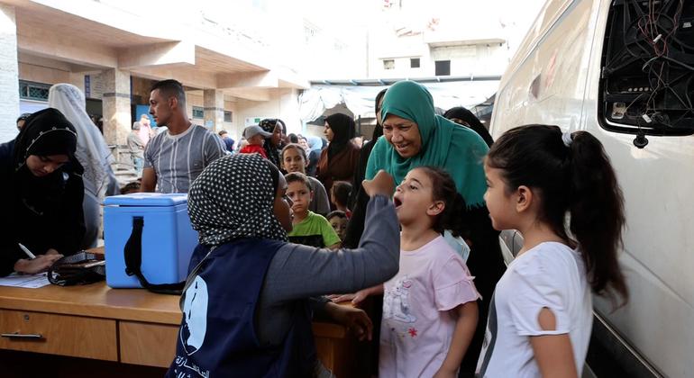 Amid fear and hope, thousands of Gaza parents line up to protect their children from polio