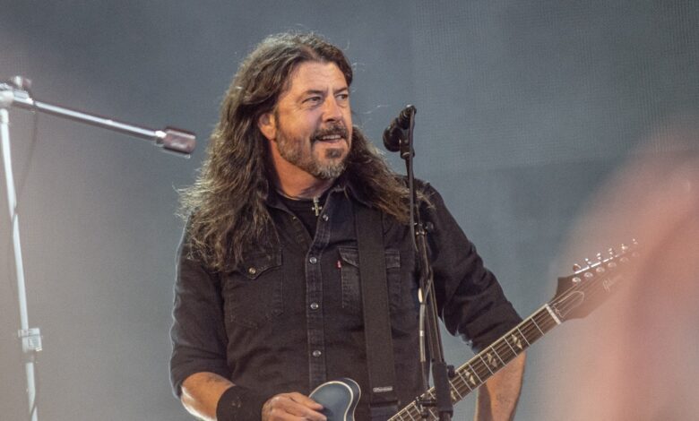 Foo Fighters frontman Dave Grohl gives birth to child “outside” of 21-year marriage