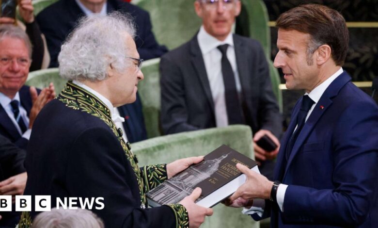 Dictionary of the French Academy awarded to President Macron