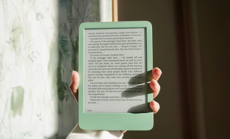 I spent the weekend reading on Amazon's newest Kindle — and it's got more features than it looks