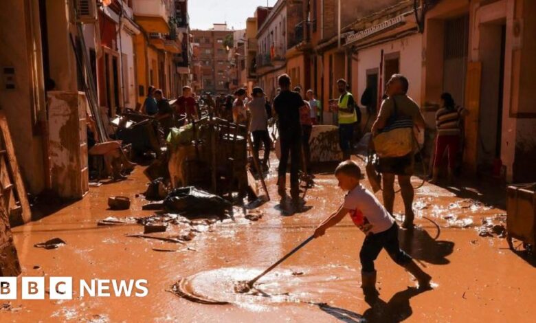 Another 500 troops were sent to Valencia amid anger over the flood response