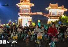 Thousands of cyclists block roads in China looking for dumplings at night