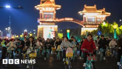 Thousands of cyclists block roads in China looking for dumplings at night