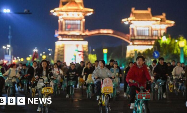 Thousands of cyclists block roads in China looking for dumplings at night