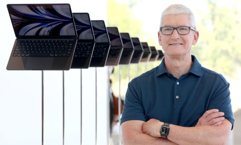 Tim Cook resigns as Apple CEO: "I will do it until..."